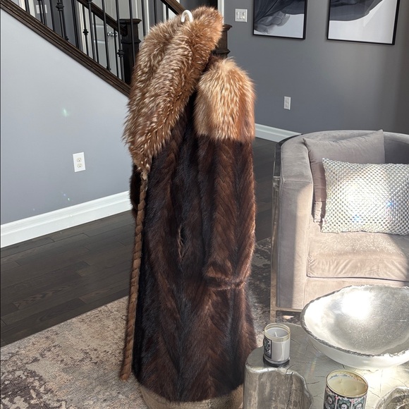 Oh my gosh look at this size small /medium
Mink fox mix genuine fur 1980s - Picture 8 of 17